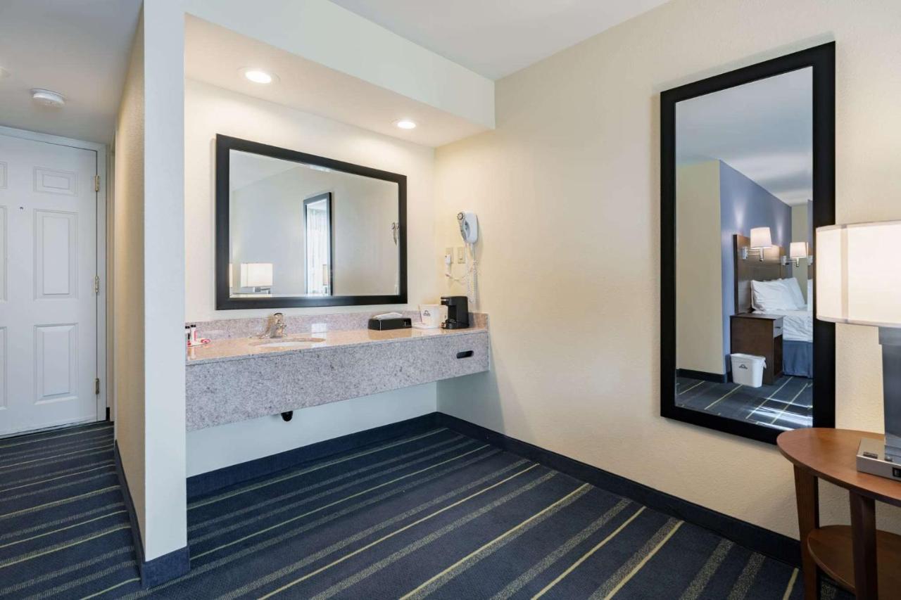 Days Inn By Wyndham Hartford/Closest Downtown Zewnętrze zdjęcie