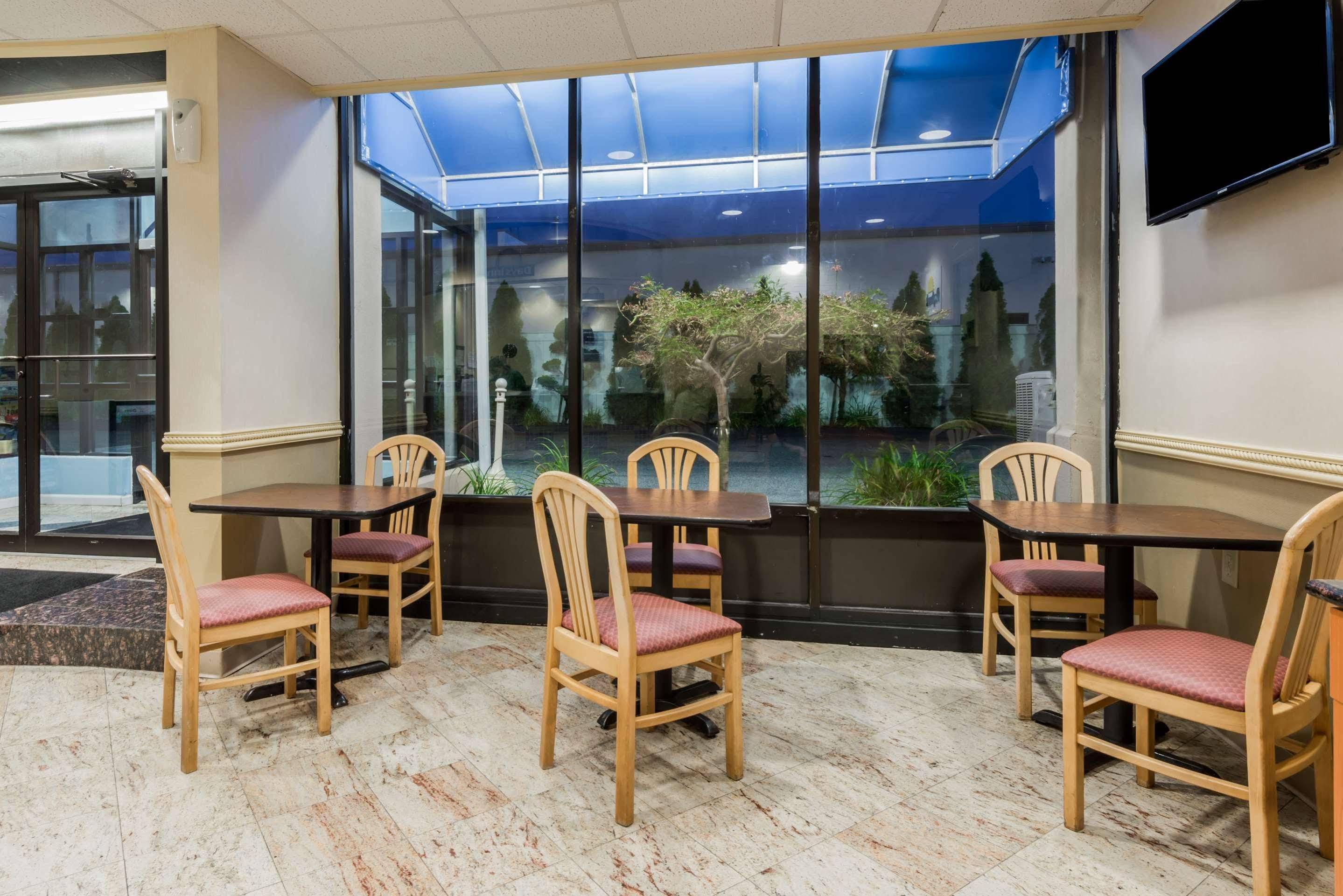 Days Inn By Wyndham Hartford/Closest Downtown Zewnętrze zdjęcie