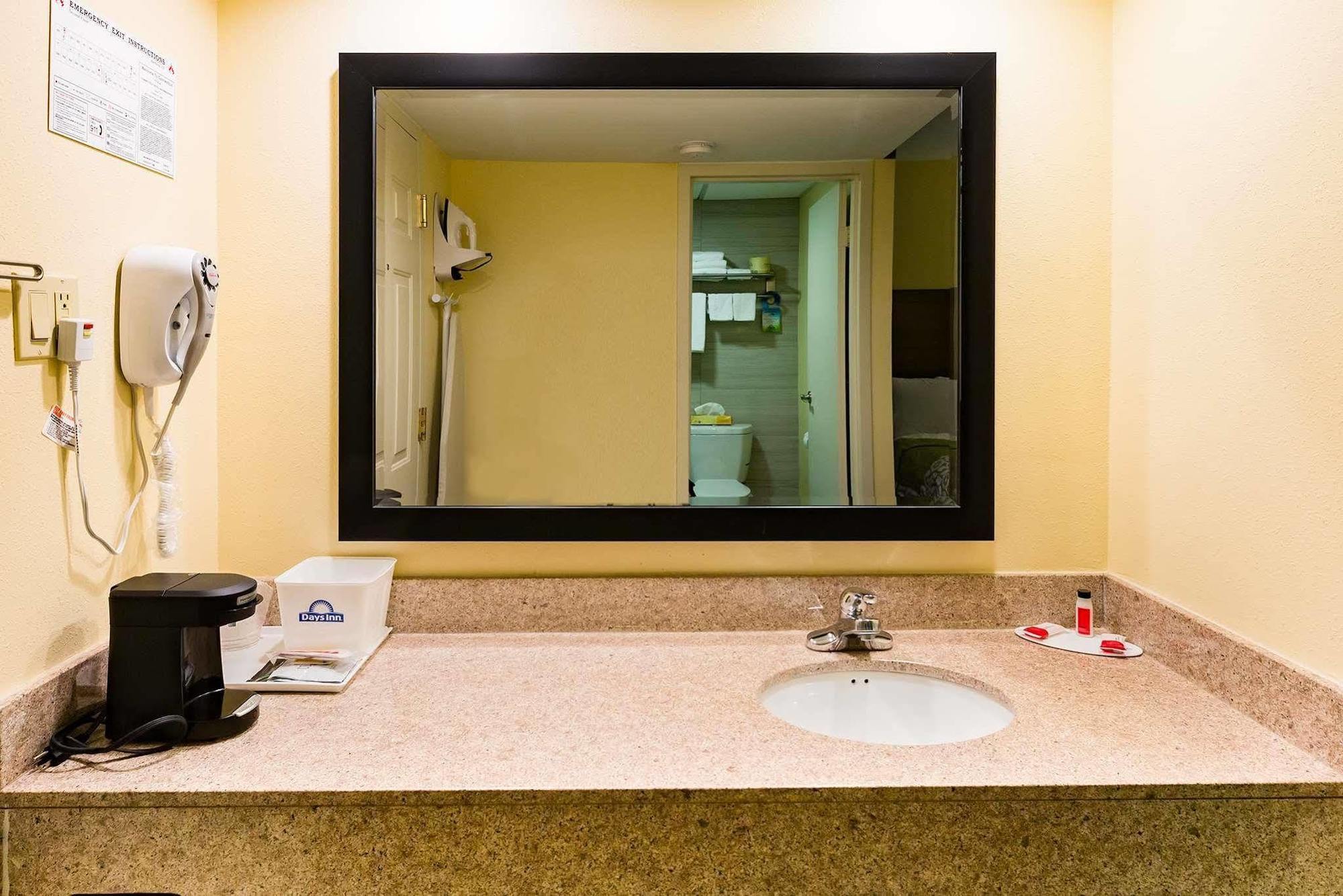 Days Inn By Wyndham Hartford/Closest Downtown Zewnętrze zdjęcie